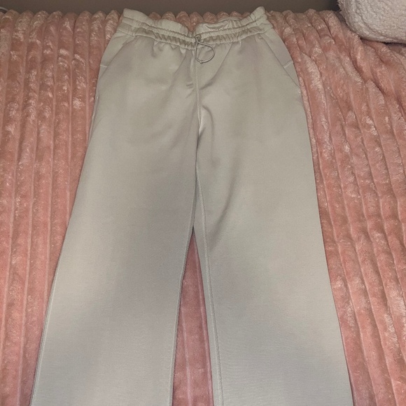 Lululemon Softstreme High-Rise Pant Regular Size 4 and Colour Bone. - Picture 1 of 4